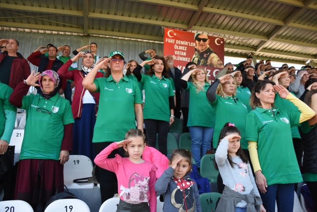 "Mehmetçik üşümesin" diye tribünde örgü ördüler